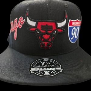 Mitchell & Ness Black Cap with Red ChicagoBulls Logo Size 7 1/4 New